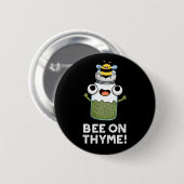 Biene auf Thyme Funny Herb Insect Pun Dark BG Button (Vorne & Hinten)