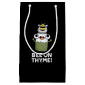 Biene auf Thyme Funny Herb Insect Pun Dark BG Kleine Geschenktüte (Vorderseite)