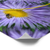 Biene auf violetten Blumen Naturrahmen hinzufügen Poster (Ecke)