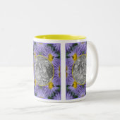 Biene auf violetten Blumen Naturrahmen hinzufügen Zweifarbige Tasse (VorderseiteRechts)