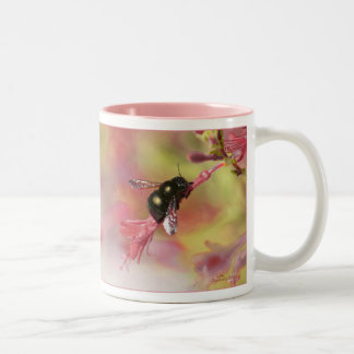 Biene auf Wildblume Zweifarbige Tasse