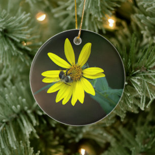 Biene auf Wildblumen-Ornament Keramik Ornament