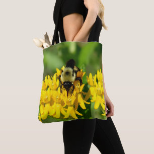 Biene beim Feiern auf Schmetterlingskraut-Wildblum Tasche