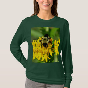 Biene beim Festmahl auf Schmetterlingskraut-Wildbl T-Shirt