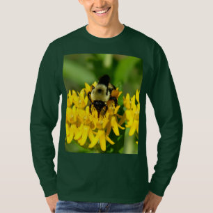 Biene beim Gelage auf Schmetterlingskraut-Wildblum T-Shirt