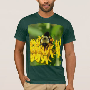 Biene beim Gelage auf Schmetterlingskraut-Wildblum T-Shirt