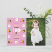 Biene Birthday Foto Party Pink Daisy Zwei 2 Einladung (Stehend Vorderseite)
