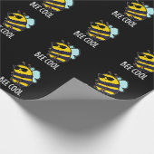 Biene Coole Funny Insect Bee Pun Dark BG Geschenkpapier (Ecke)