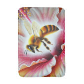 Biene, die eine blühende Hibiskus-Blume befruchten Badematte (Vorderseite Vertikal)