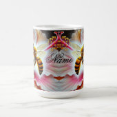 Biene, die eine blühende Hibiskus-Blume befruchten Kaffeetasse (Mittel)