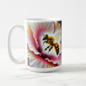 Biene, die eine blühende Hibiskus-Blume befruchten Kaffeetasse (Links)