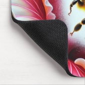 Biene, die eine blühende Hibiskus-Blume befruchten Mousepad (Ecke)