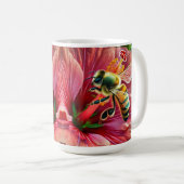 Biene, die eine lebendige Hibiskus-Blume befruchte Kaffeetasse (VorderseiteRechts)