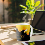 Biene Happy niedliche Hummeln tropfen Honig Kaffeetasse<br><div class="desc">Fügen Sie Ihrem Sommer-Zuhause oder Arbeitsraum etwas Spaß und Spaß hinzu! Ein schicker schwarzer Hintergrund mit goldtropfendem Honig. Der Text: Bee Happy mit einem goldenen handgeschriebenen Stil Skript mit Swashes. Personalisieren Sie Ihren Namen und fügen Sie ihn hinzu.</div>