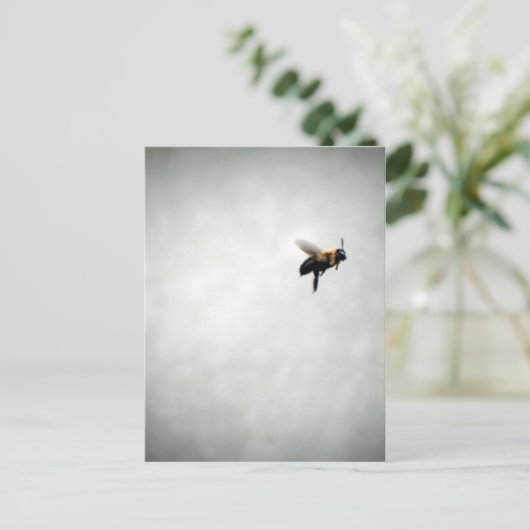 Biene im Flug Postkarte (Stehend Vorderseite)
