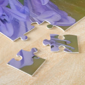 Biene in Flight to Lila Lily Blume Puzzle (Seite)