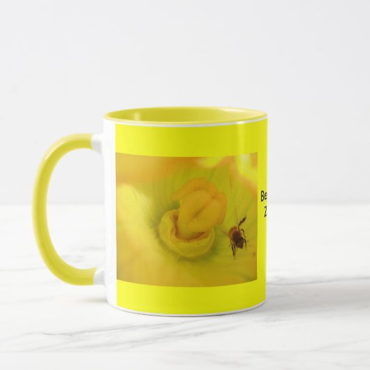 Biene innerhalb der Zucchini-Blume Tasse (Links)