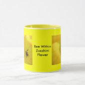 Biene innerhalb der Zucchini-Blume Tasse (Zentrum)