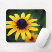 Biene on Black Mit Augen Susan Blume Mousepad (Mit Mouse)