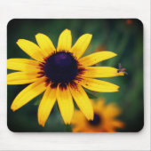 Biene on Black Mit Augen Susan Blume Mousepad (Vorne)