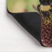 Biene on Black Mit Augen Susan Pano Mousepad (Ecke)