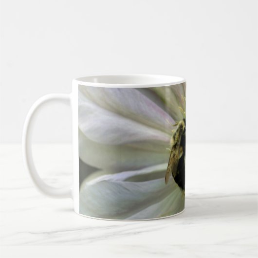 Biene on Clematis Blume Kaffeetasse (Links)