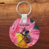 Biene On Pink Daisy Blume Personalisiert Schlüsselanhänger (Rückseite)