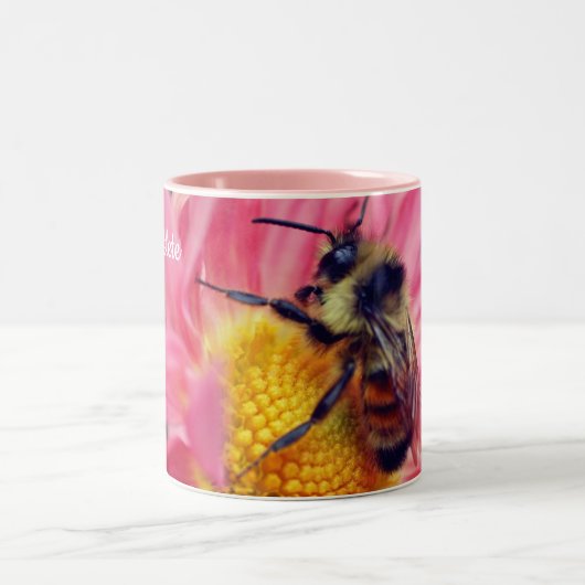 Biene On Pink Daisy Blume Personalisiert Zweifarbige Tasse (Mittel)