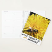 Biene phantastisch inspirierende Biene auf gelbem Planer (Anzeige)