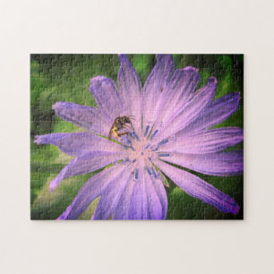 Biene Pollinieren einer Lila Blume Puzzle