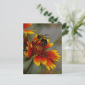 Biene und Blume Postkarte (Stehend Vorderseite)