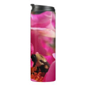 Biene und rosa Rose Thermosbecher (Nach rechts gedreht)