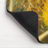 Biene und Star Thistle (Centaurea solstitialis) Mousepad (Ecke)