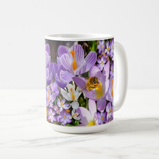 Bienen-Ansammlung Nectar aus den Blume von Crocus Kaffeetasse (VorderseiteRechts)
