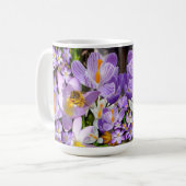 Bienen-Ansammlung Nectar aus den Blume von Crocus Kaffeetasse (Vorderseite Links)