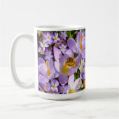Bienen-Ansammlung Nectar aus den Blume von Crocus Kaffeetasse (Links)