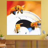 Bienen auf einer Limonadendose Leinwanddruck (Insitu (Wohnzimmer))