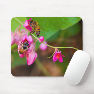 Bienen auf korallenrote Rebe-Blumen-Fotografie Mousepad