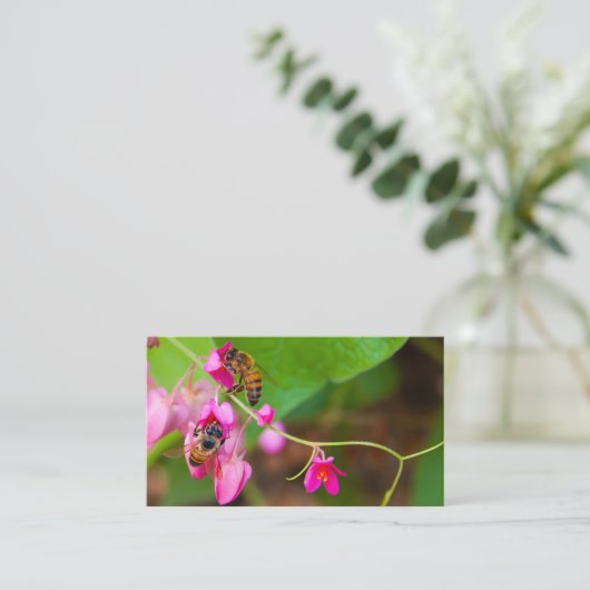 Bienen auf Korallenweinpflanzen Blume Fotografie Visitenkarte (Stehend Vorderseite)