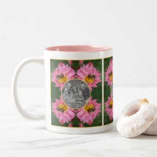 Bienen auf rosa Daisy Blume Rahmen hinzufügen Ihr Zweifarbige Tasse