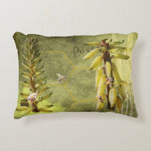 Bienen auf Yucca-Pflanze Mixed Media Dekokissen