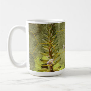 Bienen auf Yucca Pflanze Mixed Media Kaffeetasse