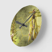 Bienen auf Yucca Pflanze Mixed Media Runde Wanduhr (Winkel)