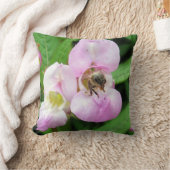 Bienen, die aus einer Blume mit Süßerbsen hervorge Kissen (Decke)