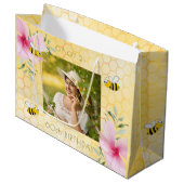 Bienen Gelbe Wabenkolben Rosa Florale 60. Geburtst Große Geschenktüte (Vorderseite Schrägansicht)