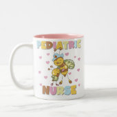 Bienen-pädiatrische Krankenschwester-Tasse Zweifarbige Tasse (Links)