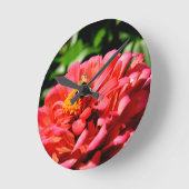 Bienen- und Korallenzinnie Runde Wanduhr (Winkel)