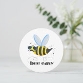 Bienenfigur mit Schnurrbart-Sonnenbrille Bee Easy Einladung (Stehend Vorderseite)