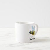 Bienenfigur mit Schnurrbart-Sonnenbrille Bee Easy Espressotasse (Vorderseite Rechts)