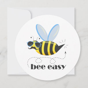 Bienenfigur mit Schnurrbart-Sonnenbrille Bee Easy Feiertagskarte